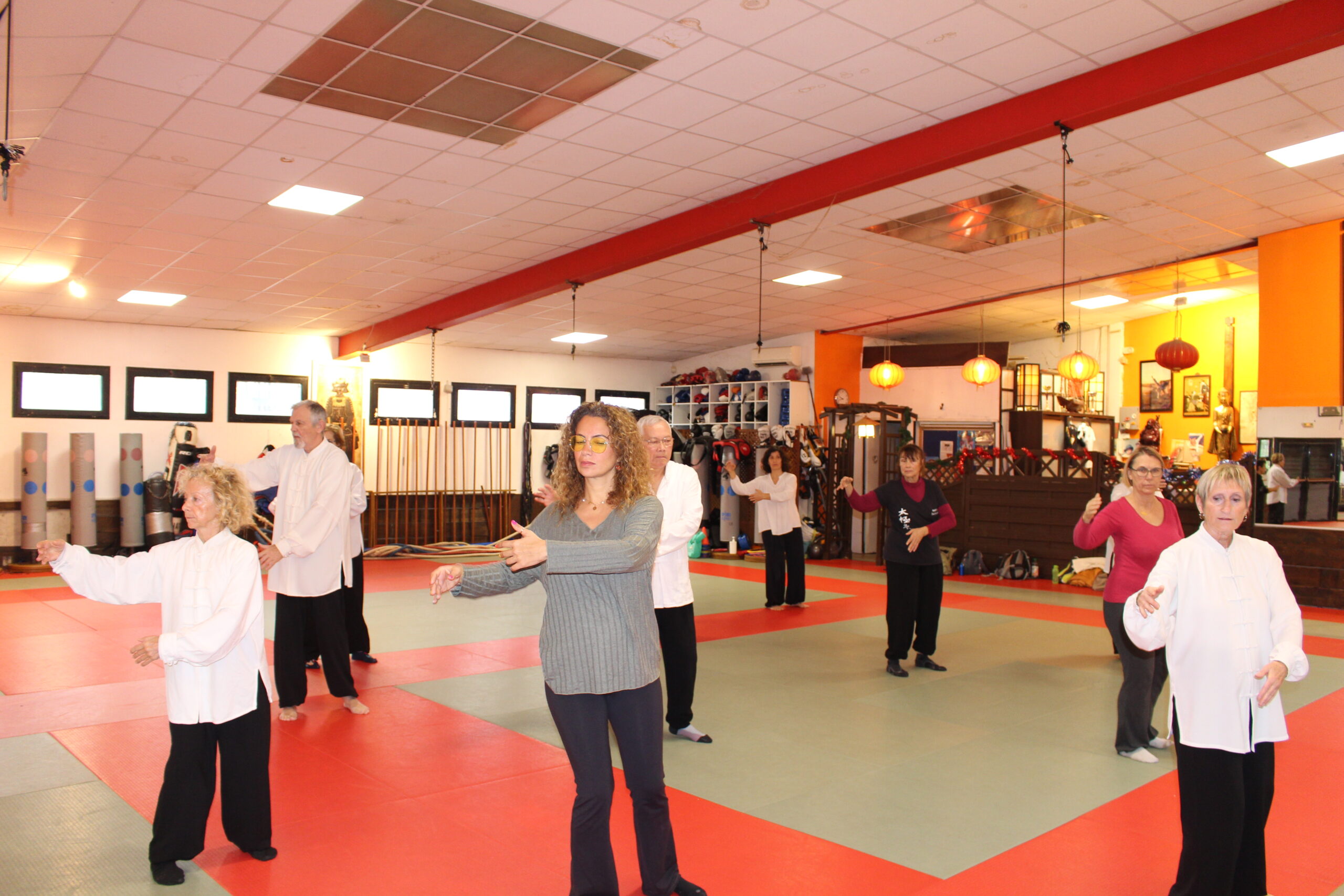 élèves s’initiant au tai chi qi gong